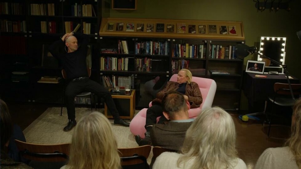 Ludvig Uhlbors som «Lars Norén» i «Time med dramatiker». I liggestolen scenekunstner Pernille Mercury Lindstad. Riverton. Litteraturhuset 2024. Foto: Pål Bredrup