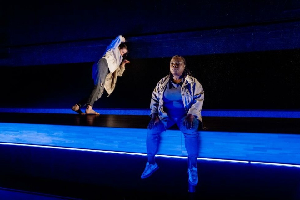Ingrid Giæver (bak) og Kim Fairchild i «Eg er vinden», regi: Victoria Meirik. Rogaland teater 2024. Foto: Grethe Nygaard
