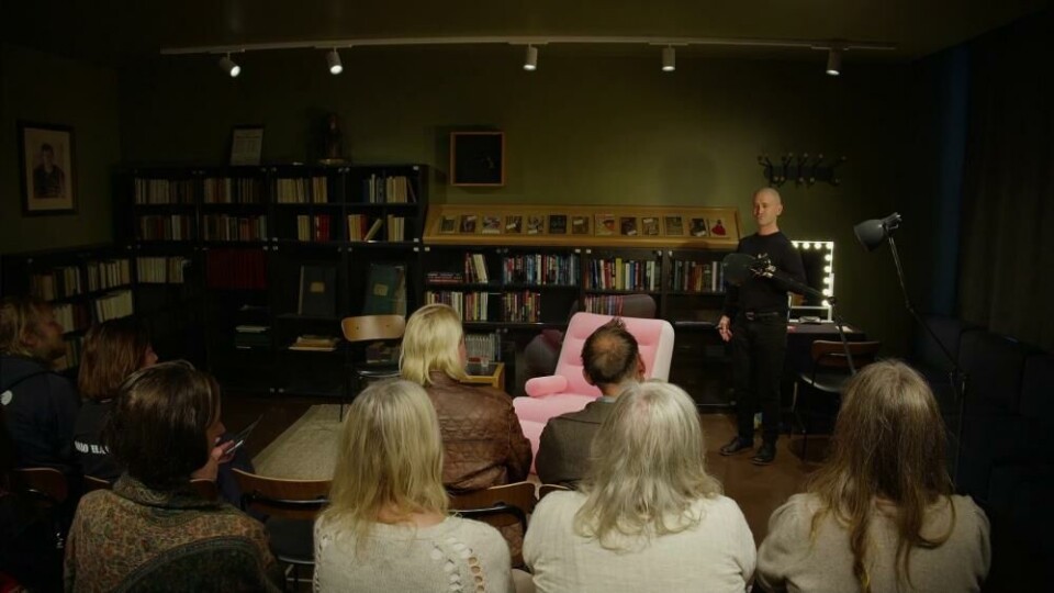 Ludvig Uhlbors til høyre i begynnelsen av forestillingen. Foto: Pål Bredrup