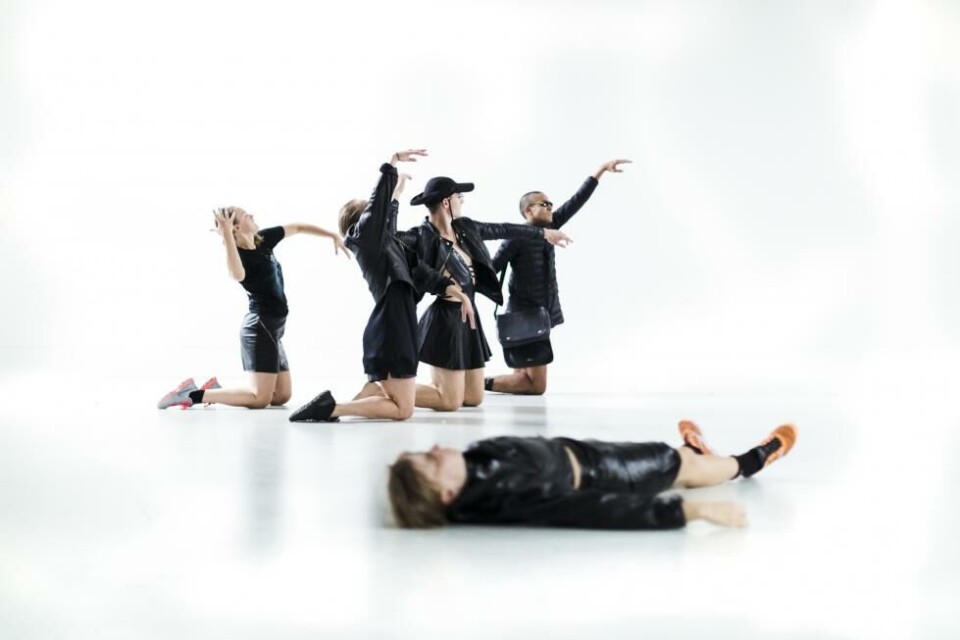 «We come in peace» av Helgebostad/Johannesdottir/Lauvdal/Floen/Theisen. Dansens Hus 2019. Foto: Tale Hendnes