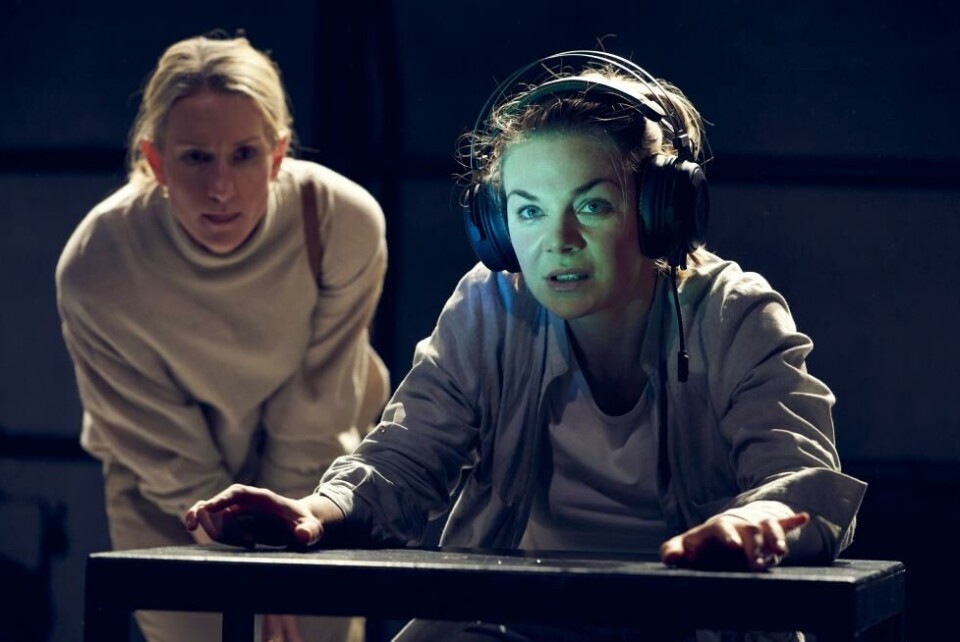 Birgitte Larsen og Marte Engebrigtsen i «Reform 97», regi: Tyra Tønnessen. Nationaltheatret 2020. Foto: Øyvind Eide