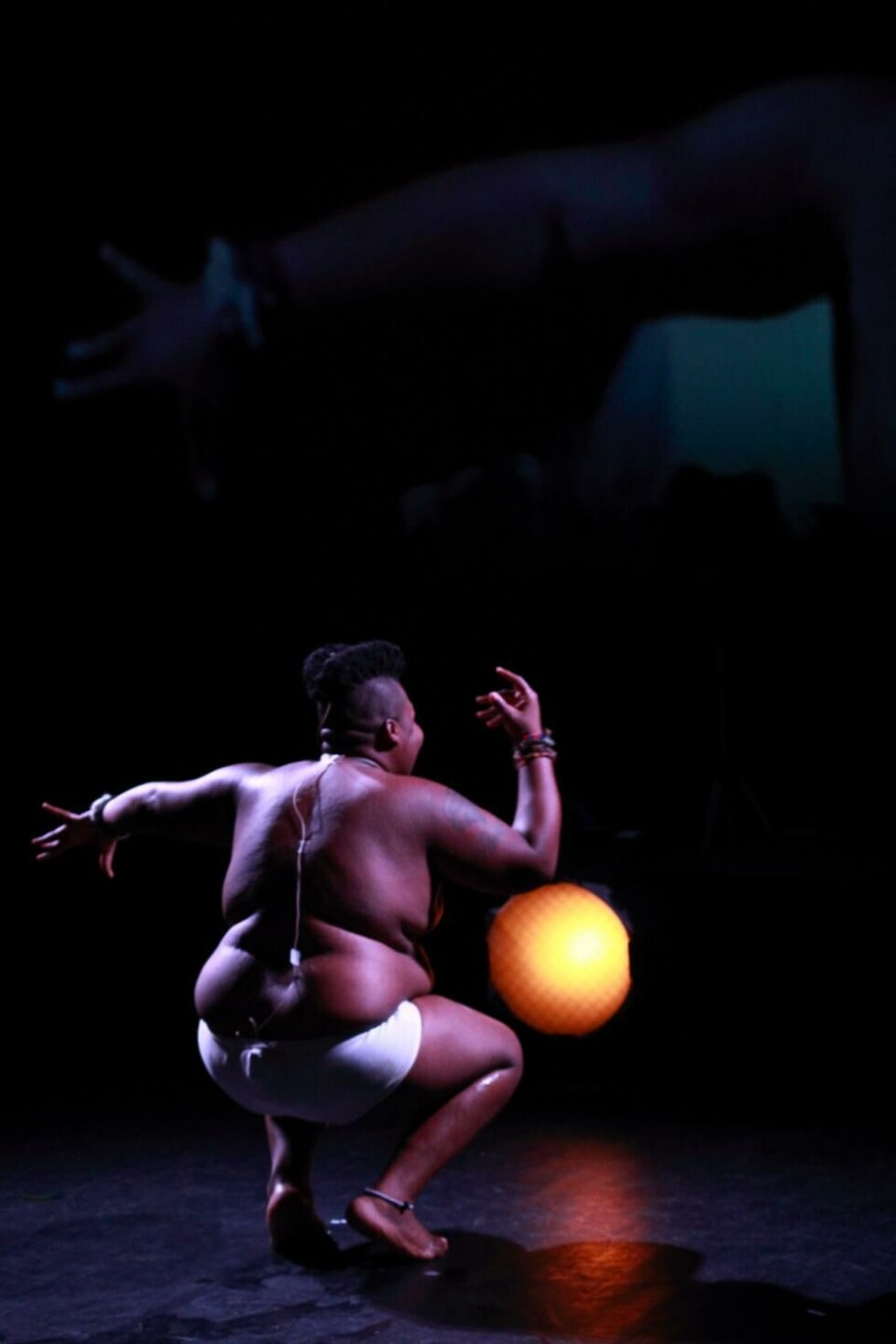 Albert Silindokuhle Ibokwe Khoza i «And so you see», etter en idé av Robyn Orlin. Dansens Hus/ CODA 2019. Foto: Jerome Seron