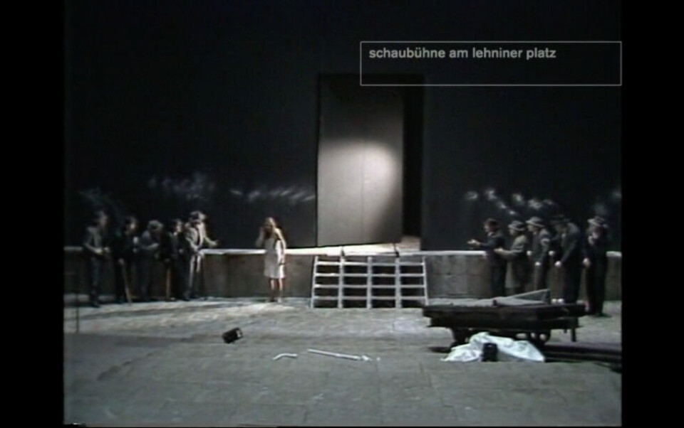 Orestien: Klytaimnestra (Edith Clever) og koret. Regi: Peter Stein. Schaubühne am Halleschen Ufer, 1980. Skjermbilde