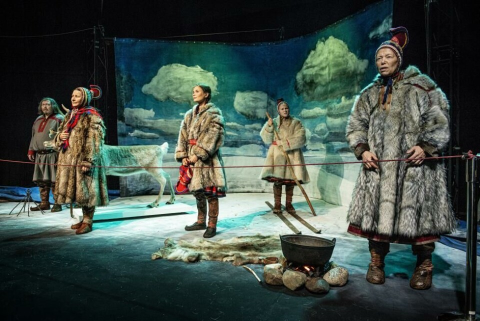 Nils Henrik Buljo, Mary Sarre, Marte Fjellheim Sarre, Eila Ballovara Varsi og Anitta Suikkari i «Human Zoo». Regi: Bård Lie Thorbjørnsen. Nationaltheatret/ Beaivvas 2019. Foto: Per Heimly