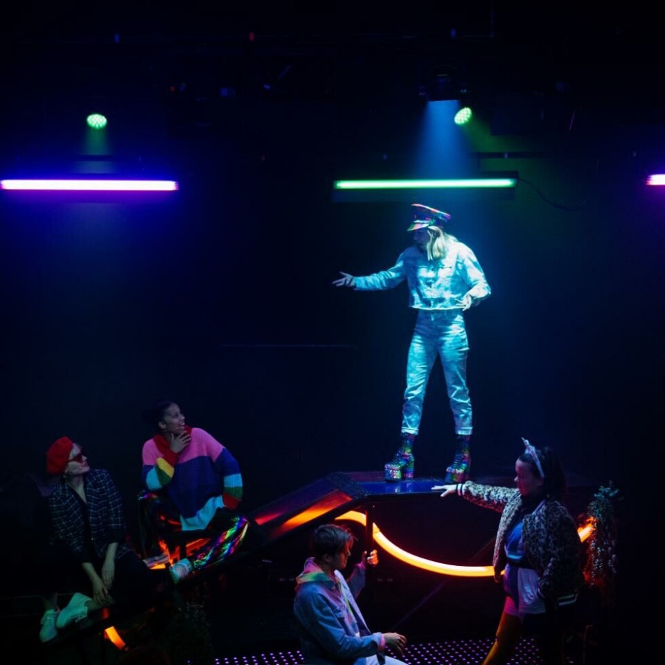 Ensemblet i Indigo englehår av Fredrik Høyer. Brageteatret 2019. Foto: Signe Fuglesteg Luksengard