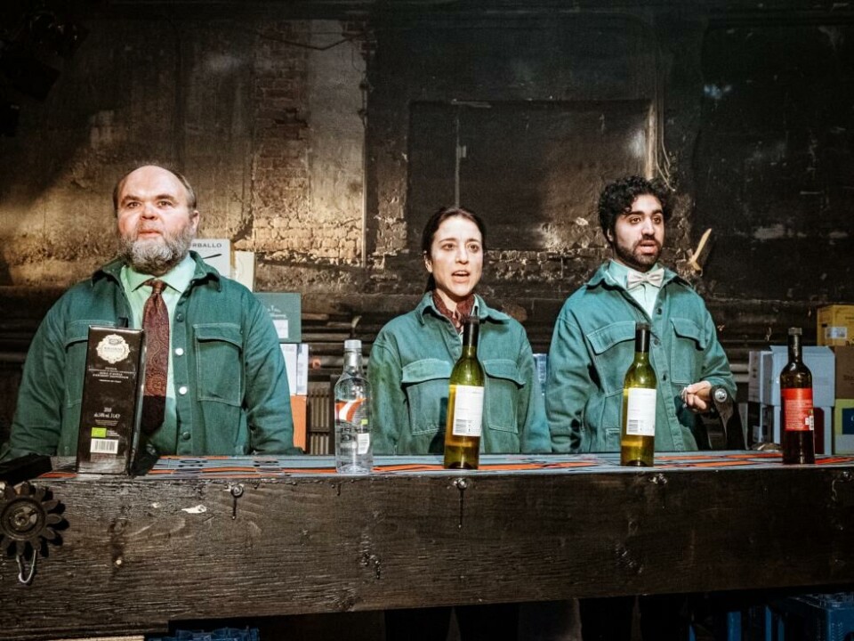 Fredde Thurfjell, Adriana Savin og Arash Azarbad (fra v.) i «Acceleration» etter Emil Boss' diktsamling med samme navn. Regi: Henrik Dahl. Teater Tribunalen 2019.