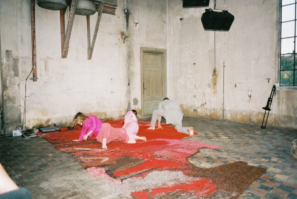 Bløtkokt av og med Jennie Bergsli, Veronica Bruce, Alice Slyngstad. Her på Spriten Kunsthall i Skien. Samproduksjon Spriten Kunsthall og Black Box teater 2020. Foto: Jacob Landvik