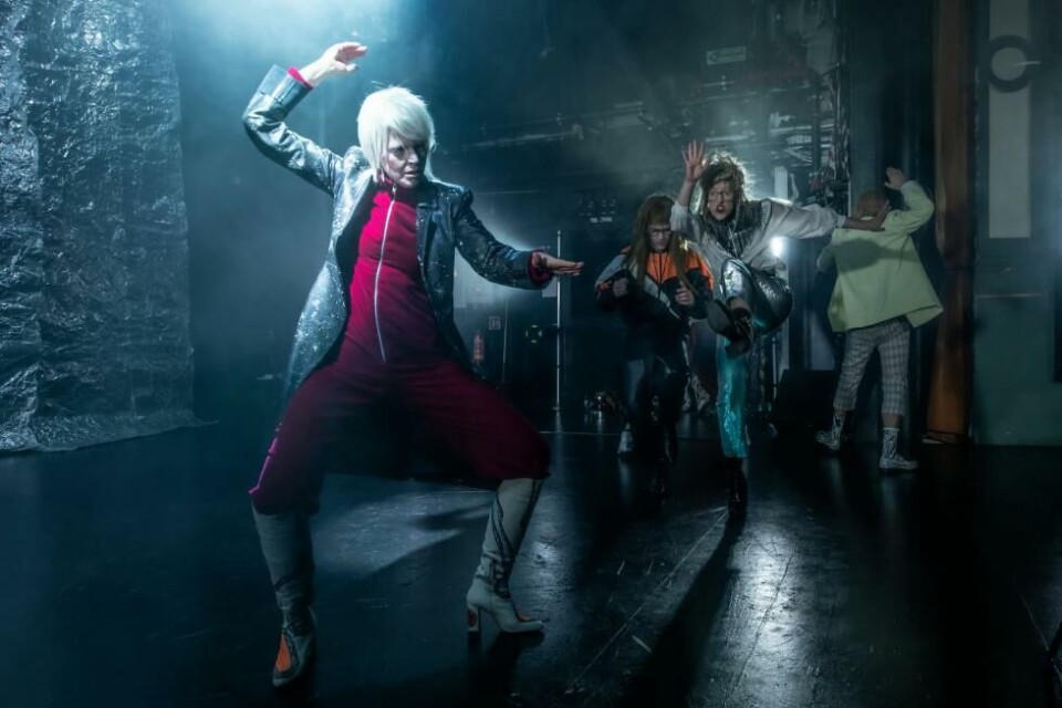 Stine Fævik, Eldar Skar og Ingvild Holthe Bygdnes i «Gymnaslærer Pedersens beretning...», regi: Ole Johan Skjelbred. Oslo Nye/ Centralteatret 2019. Foto: Lars Opstad