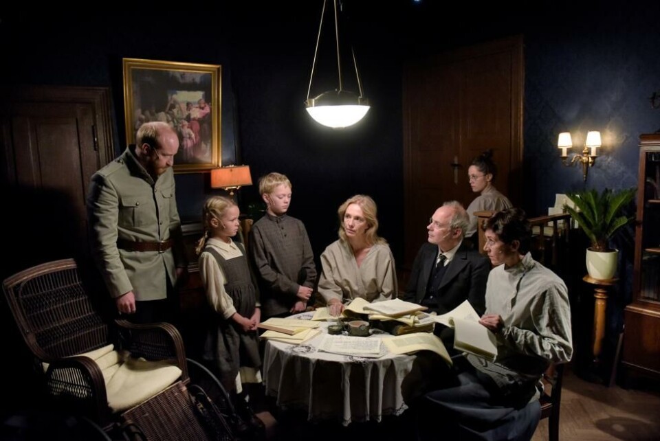 Lukas Turtur, Sophia Ahrens, Jakov Ahrens, Ursina Lardi, Ulrich Hoppe, Iris Becher, Nina Kunzendorf i LENIN, regi: Milo Rau. Schaubühne 2017. Foto: Thomas Aurin