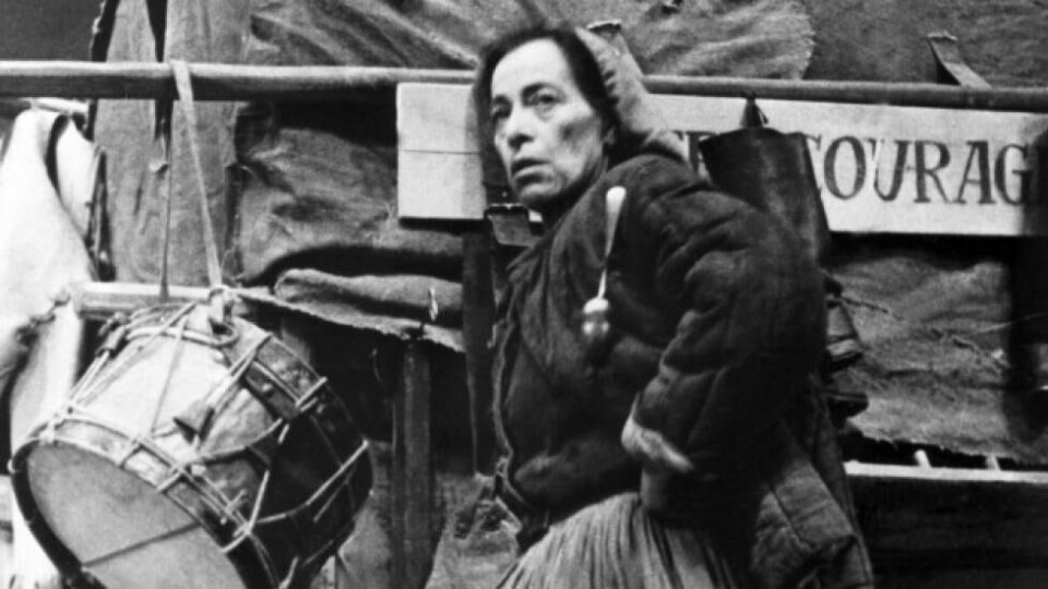Helene Weigel som Courage. Regi: Bert Brecht og Erich Engler.