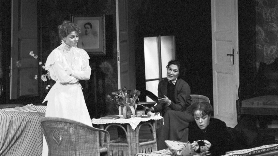 Corinna Kirchoff (Irina), Edith Clever (Olga och Jutta Lampe (Masja) i Tjechovs «Tre Systrar», regi Peter Stein. Schaubühne am Lehniner Platz 1984.