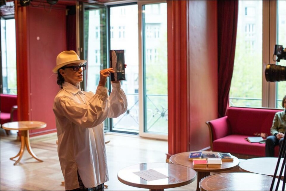 Silvia Rieger leser Jens Bjørneboes Før hanen galer, Volksbühne. Foto: Joachim Klotzen