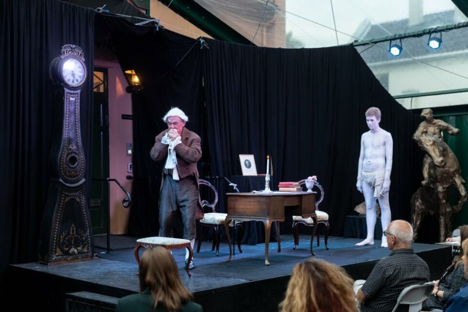 Per Christian Ellefsen som Kant (t.v.) i Immanuel Kants siste dager av Odd Nerdrum. TBS Gallery 2020.