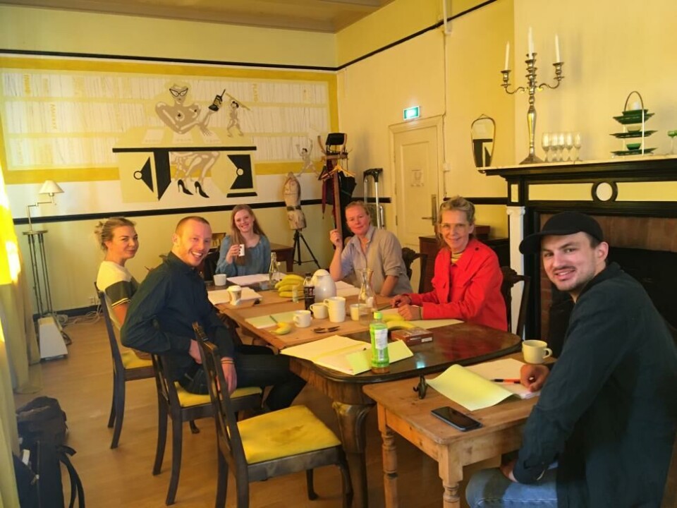 Fra leseprøvene, i Studio Inhabil: Per Vidar Anfinnsen, Marte Engebrigtsen, Kjersti Aas Stenby, Pernille Mercury Lindstad, AK Dolven, Benjamin Røsler. Foto Andrea Skotland