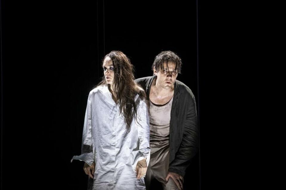 Rebecka Hemse (Elektra) och Erik Ehn (Orestes) i «Elektra». Regi: Mikhail Thalheimer. Dramaten 2020. Foto: Sören Vilks