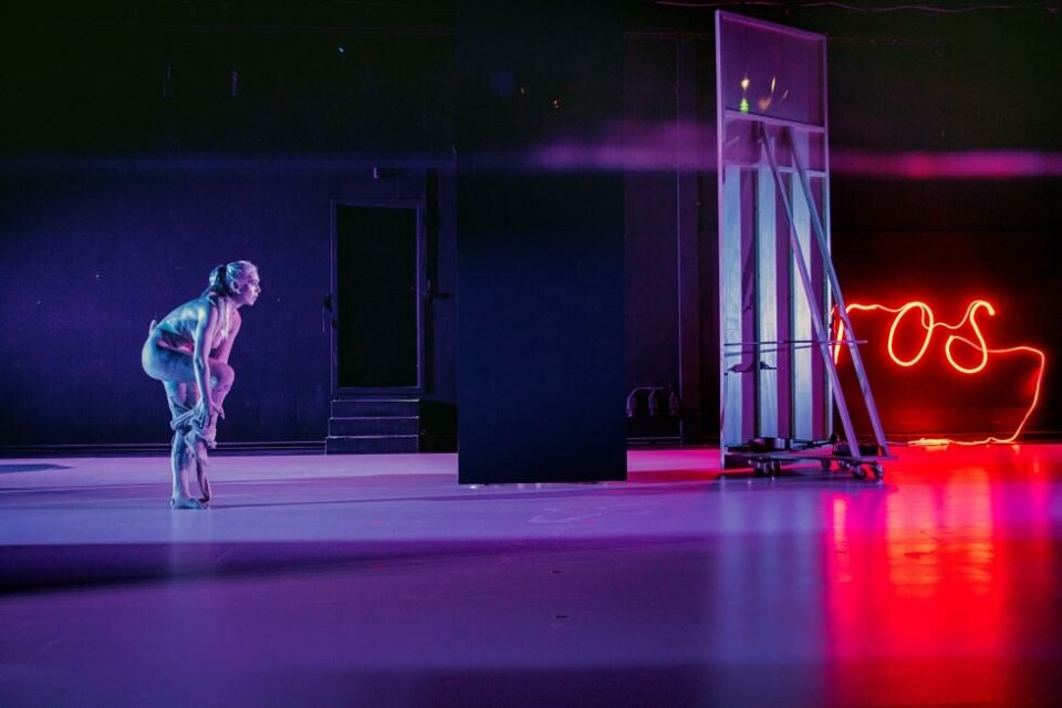 Jeanett Albeck i «Brøgger». Regi: Liv Helm. Østerbro Teater Revolver 2019/20. Foto: Sara Galbiati