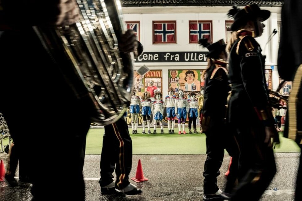 Fotballspelet, av Vinge/Müller, med Dale Musikkorps og barn fra stedet. Foto: David Zadig