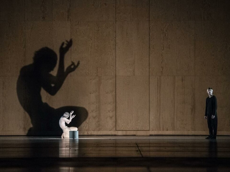 Silas Henriksen (til høyre) som Hamlet og Daniel Proietto som hans fars
spøkelse, i «The Hamlet Complex Redux» av Alan Lucien Øyen. Den norske Opera & Ballett. Foto: Erik Berg