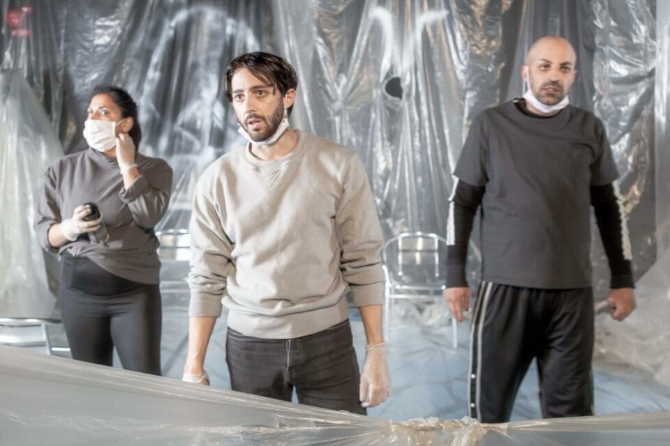 Malin Mases Arvidsson, Freddy Åsblom och Kardo Mirza i «Är det krig än?». Teater Galeasen 2020. Foto Jens Sethzman