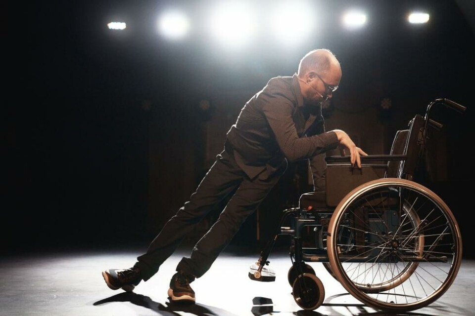 Marko Kanic i Det siste fotografiet, regi;: Anders T. Andersen. Rogaland Teater 2020. Foto: Stig Håvard Dirdal