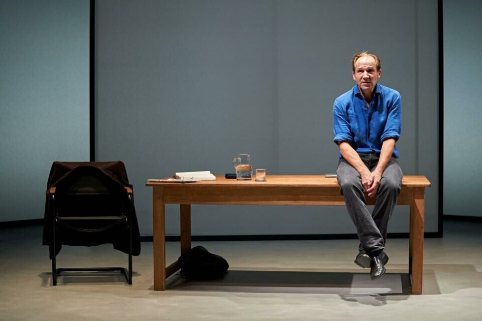 Ralph Finnes i «Beat the Devil». Regi: Nicolas Hytner. Bridge Theatre 2020. Foto: Manuel Harlan