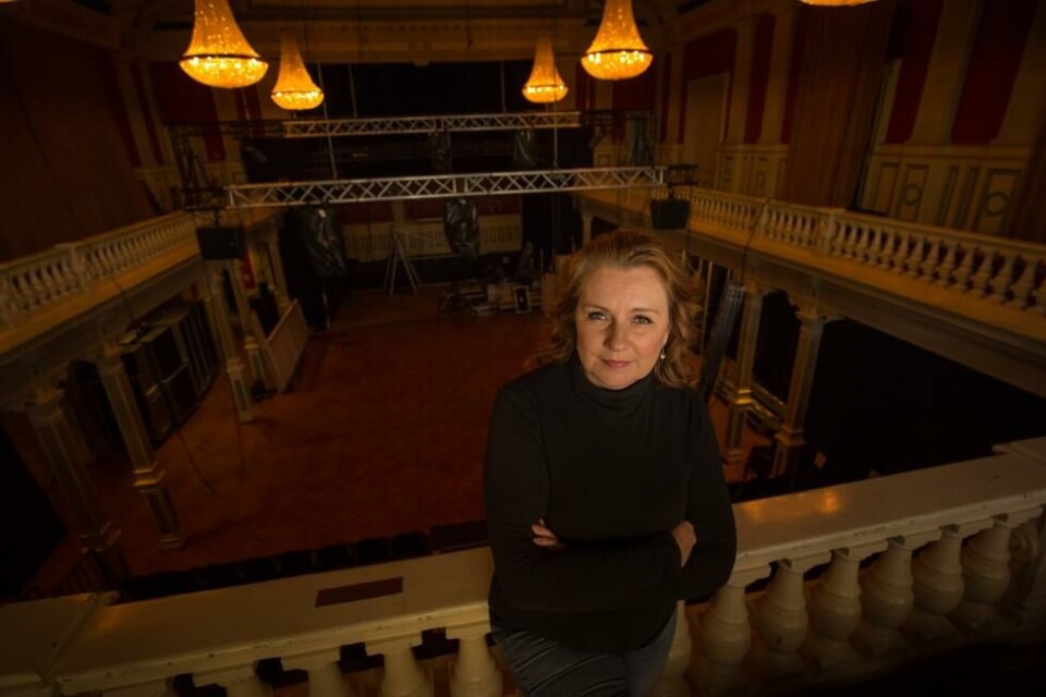 Solrun Toft Iversen, teatersjef ved Det Vestnorske Teater, foran scena i Logen, Bergen Foto: Det Vestnorske Teater.