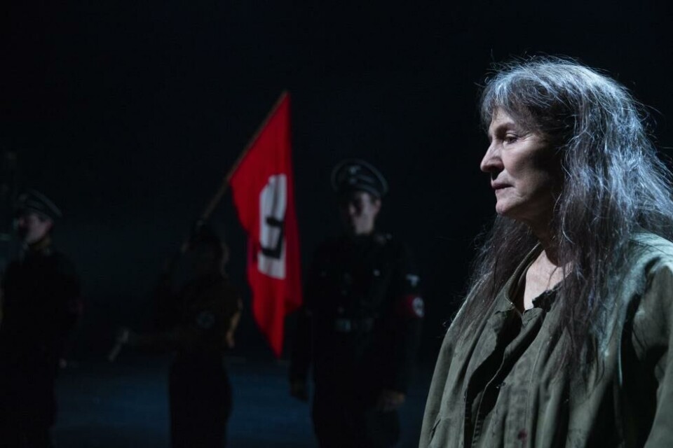 Karen-Lise Mynster som Mutter Courage i Sigrid Strøm Reibos upåpsätnibng. Det kgl teater 2020. Foto: Miklos Szabo