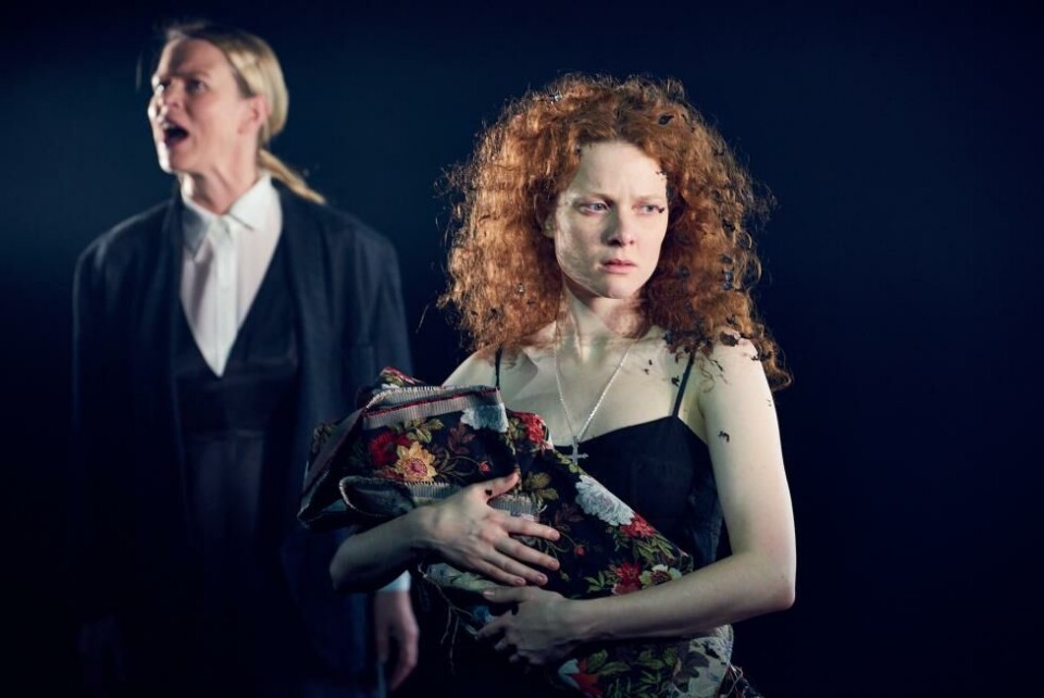 Tone Mostraum og Hanna-Maria Grønneberg i «Den kaukasiske krittringen», regi: Johannes Holmen Dahl. Nationaltheatret 2020. Foto: Øyvind Eide
