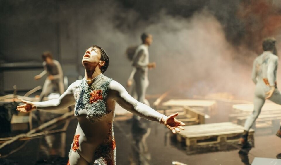 Mia Habib i How to die - inopiné. Rosendal teater 2020. Foto: Tale Hendnes