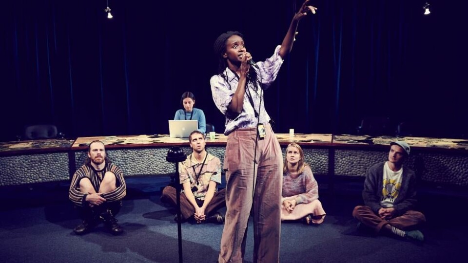 Amina Sewali og ensemble i «Antipodene». Regi: Alexander Mørk-Eidem. Nationaltheatret 2020.