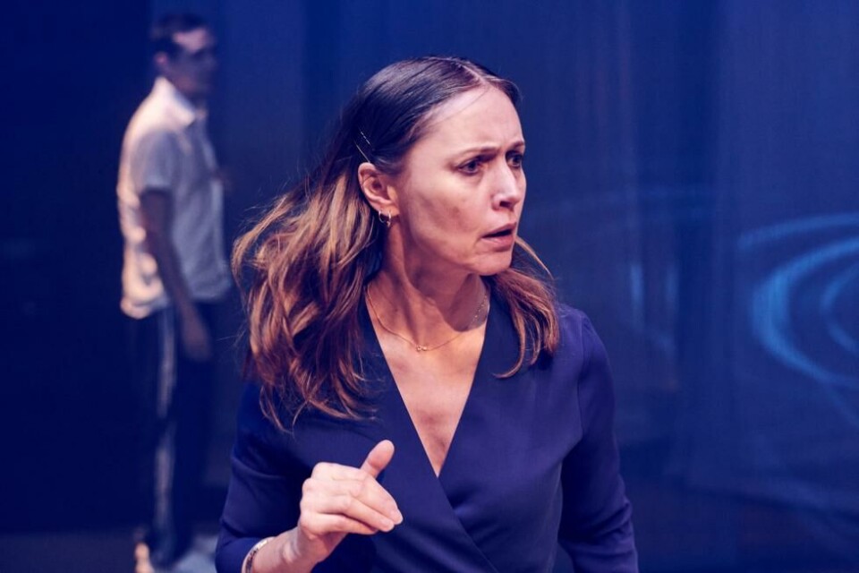 Petronelle Barker som moren i Kathrine Nedrejords «Vi hjemløse». Bildet er tatt under prøvene på sceneversjonen, som ble rammet av nedstigningen i 2020. Foto: Øyvind Eide