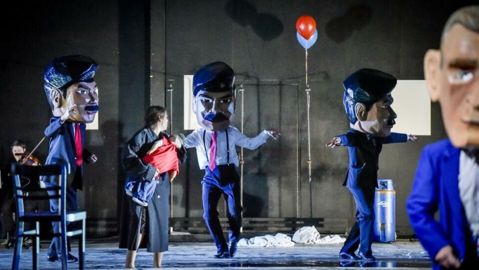 Fra «Reich des Todes» (Theatertreffen 2021). Regi: Karin Beier. Foto: Arno Declair.
