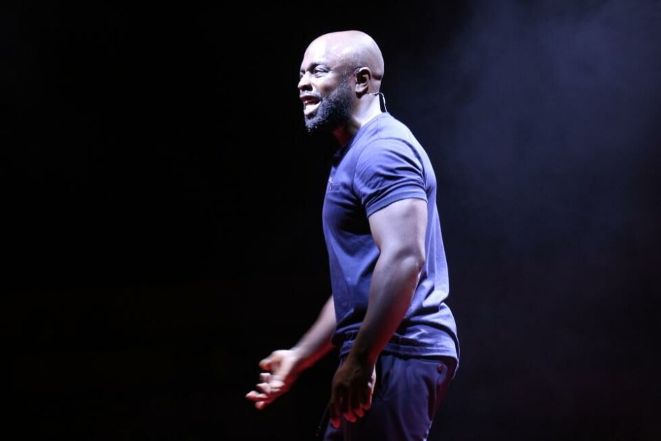 Michael Balogun bekler rollen som Delroy, og en rekke andre roller, i monologen Death of England. Delroy. National Theatre 2020. Foto: Normski Photography