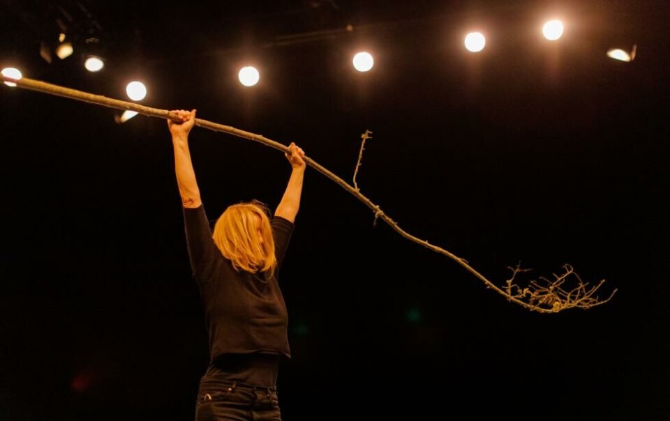 Gry Kipperberg I «Under the Nothing Night», av Gry Kipperberg og Francesco Scavetta. Dansens hus 2020. Fot: Tale Hendnes