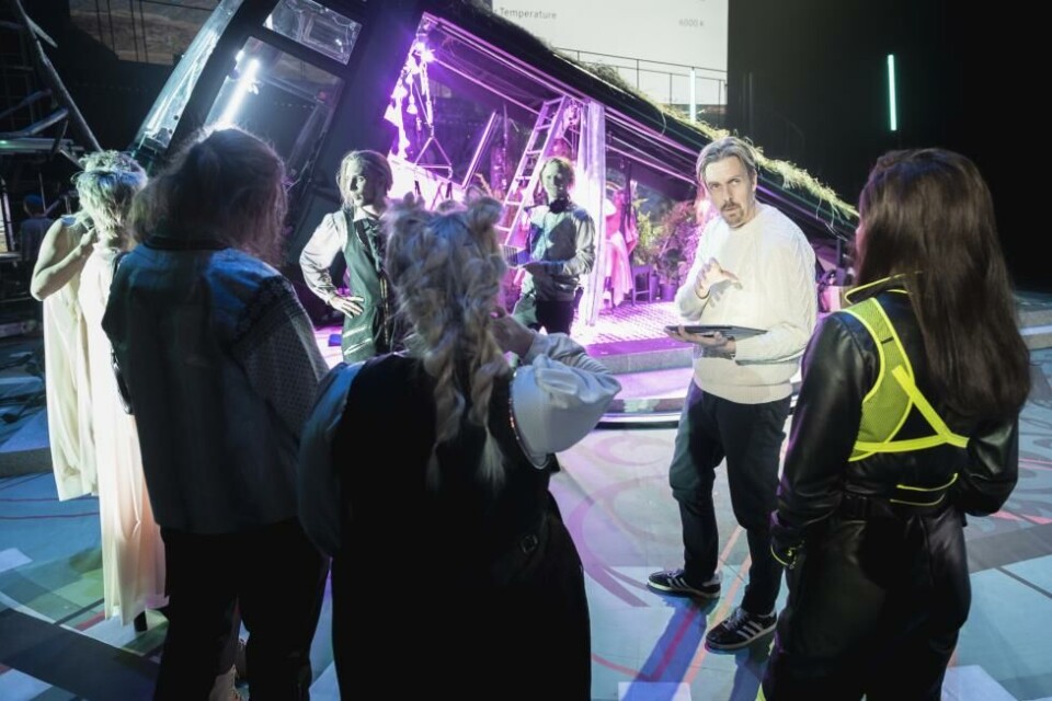 Tore Vagn Lid og skuespillere under prøvene på «Tolvskillingsoperaen». Foto: Det Norske Teatret