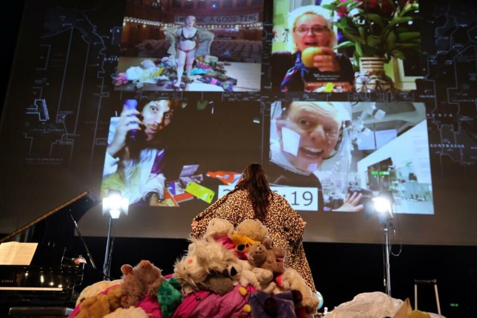 «Show Me A Good Time» (Theatertreffen 2021). Regi: Gob Squad. Foto: Dorothea Tuch.