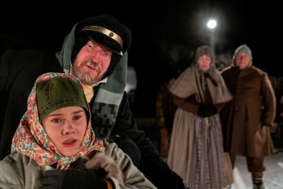 Länsman Brahe (Jakob Hultcranzt) og Jussis søster Anne Maaret(Eila Ballovara Varsi). (Anitta Suikkari og Egil Keskitalo). Foto: Aslak Mikal Mienna.