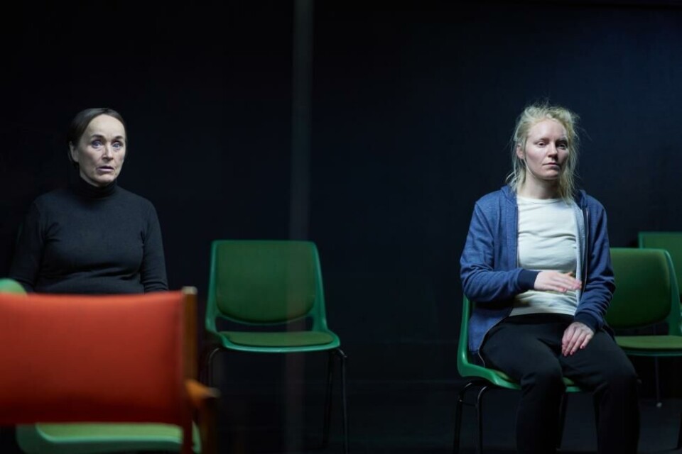 Den eldre jeg (Marit Arnstad) og Den yngre jeg (Mari Strand Ferstad) fører en dialog om bestialitetens historie i «Landet Kaos». Foto: Stig Håvard Dirdal