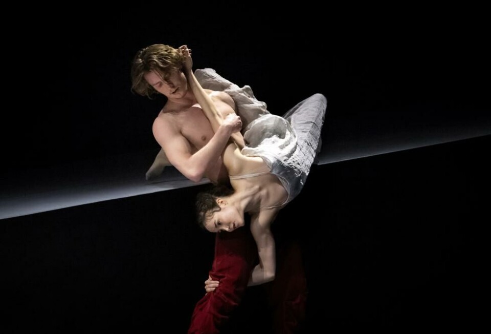 Erika Pastel og Jonathan Olofsson i «Afternoon of a Faun». Foto: Jörg Wiesner