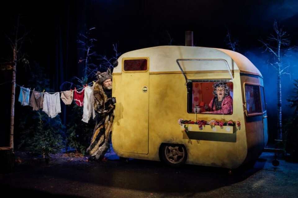 «Raudehette og Ulven» på Teater Vestland, regi: Alex Byrne. Foto: Espen Nyttingnes
