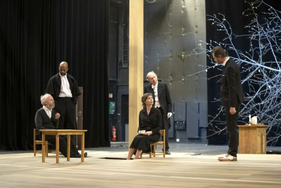 «Kirsebærhagen», regi: Laurent Chétouane. Kilden teater 2021. Foto: Kjartan Bjelland