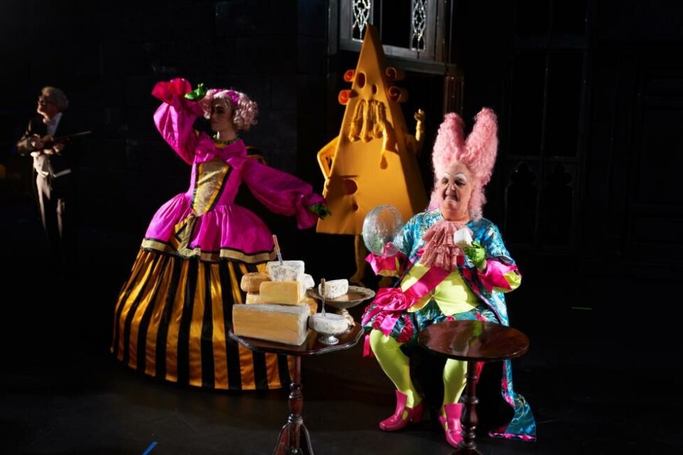 Arnt Birkedals dikt «Ost» iscenesettes i Paris der Ludvig XVI. (Espen Hana) og hans dronning Marie-Antoinette (Rikke Westerlund Lie) utfolder seg. Foto: Stig Håvard Dirdal