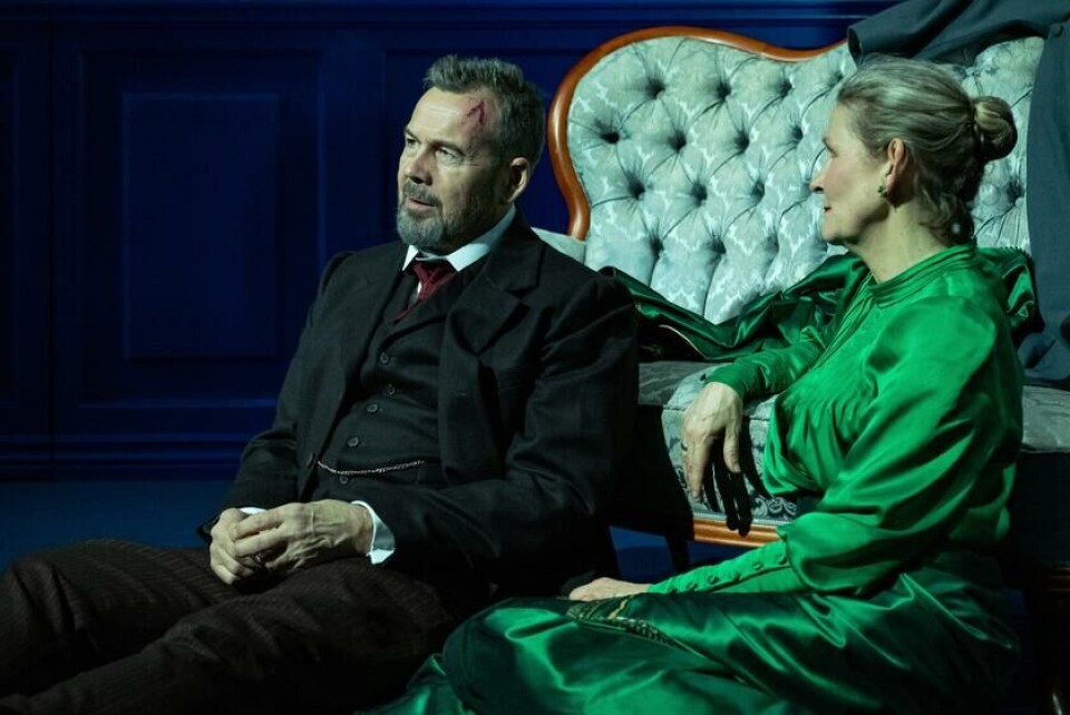 Nora (Guri Johnson) og Torvald (Ketil Høegh). Foto: Knut Åserud