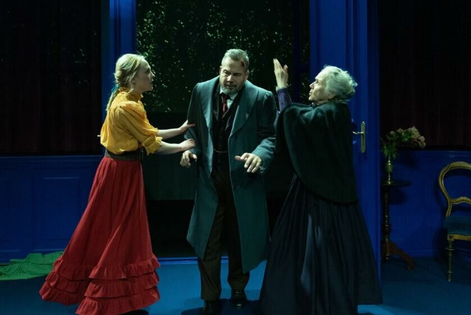 Emmy (Gina Lindås Theodorsen) , Torvald (Ketil Høegh) og Anne Marie (Helle Ottesen). Foto: Knut Åserud