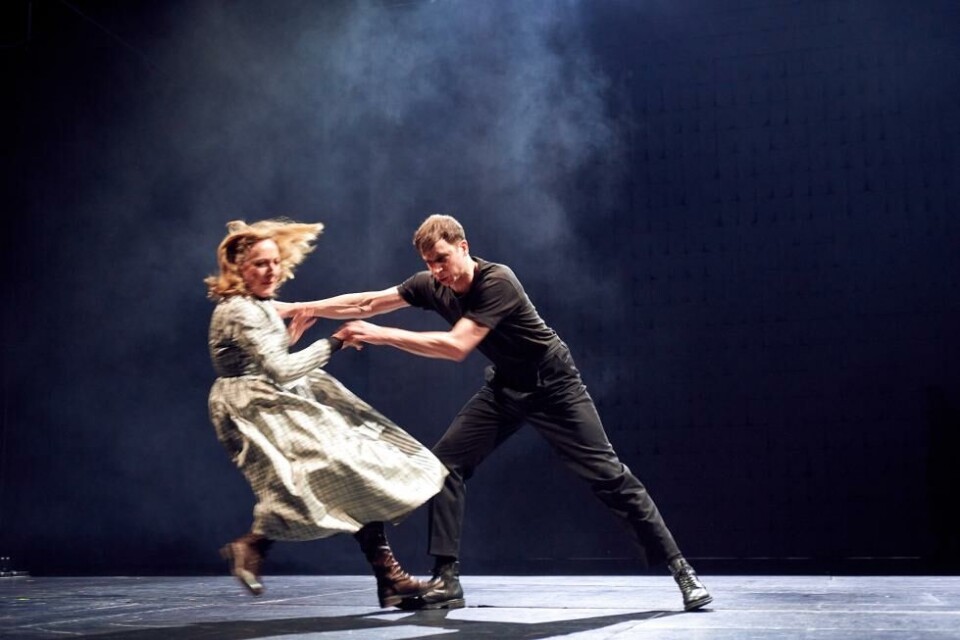 Ågot Sendstad (Gertrude) og Herbert Nordrum (hamlet, i Hamlet. regi: Johannes Holmen Dahl. Nationaltheatret 2021. Foto: Øyvind Eide
