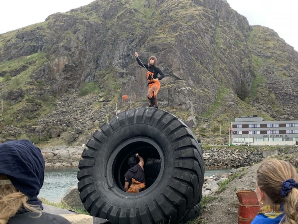 Dansekunstnernes Sudesh Adhana og Nora Martine Svenning med stedsspesifikk forestilling på havna i Stamsund. Foto: Thorbjørn Gabrielsen