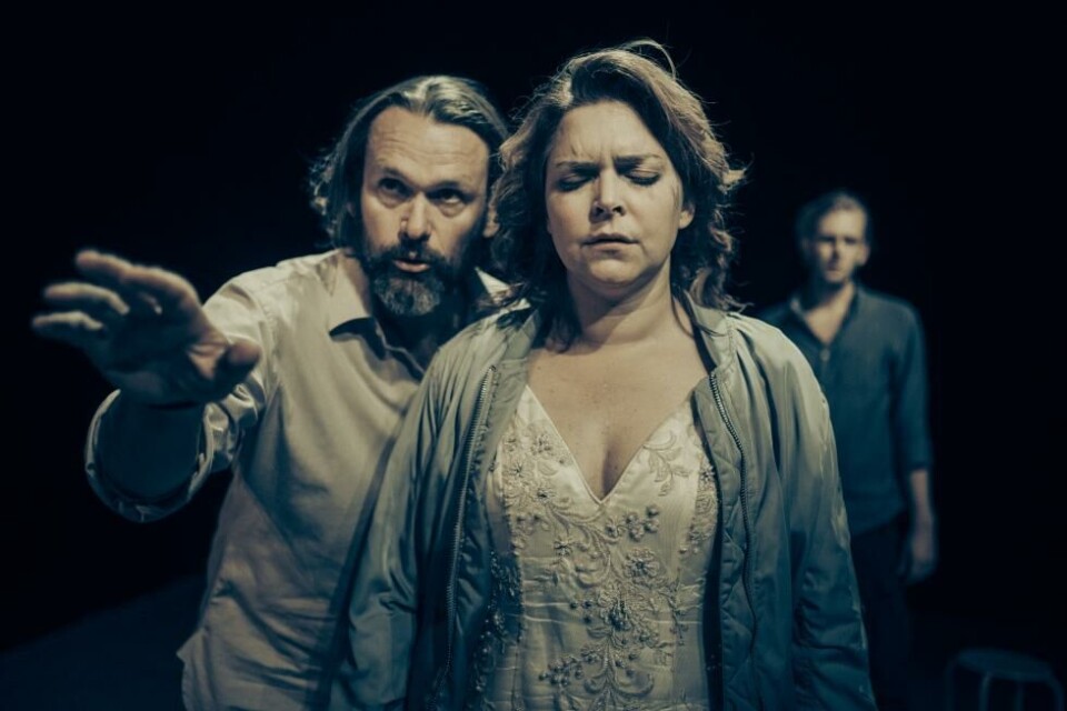 Gard Skagestad og Silje Lundblad i «Sov ikkje». Regi: Iram Ras. Det Norske Teatret 2021.