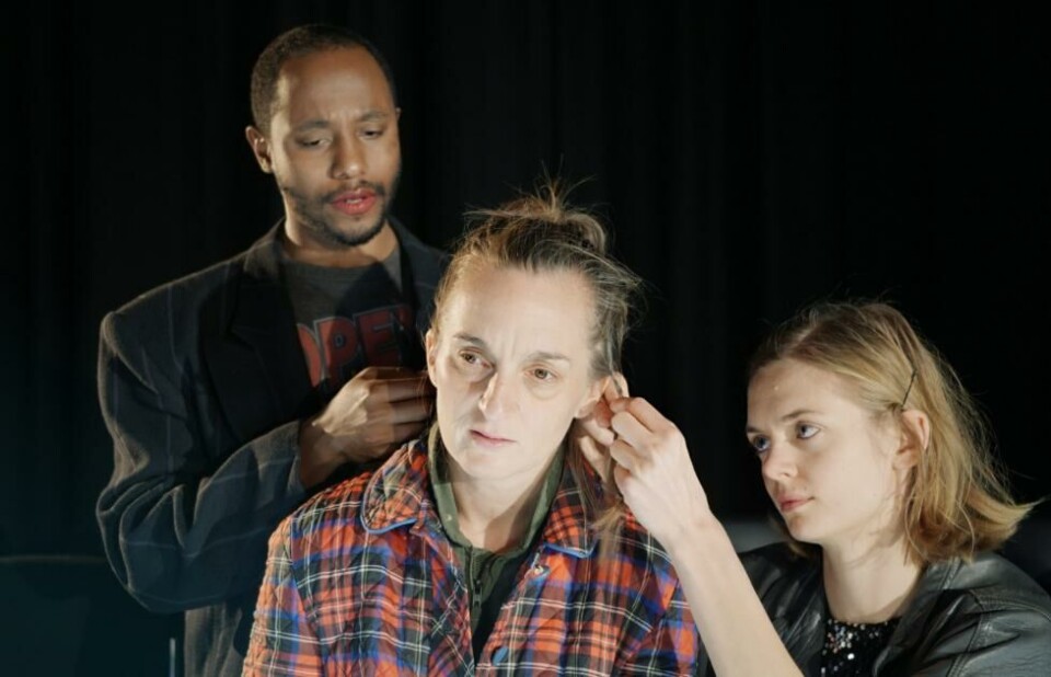 Bhkie Male, Marte Magnusdatter Solem og Vanja Kern Vestenfor i «Vi er krigere», regi: Trone Wiggen. Østfold Internasjonale Teater. Foto: Harald Fossen