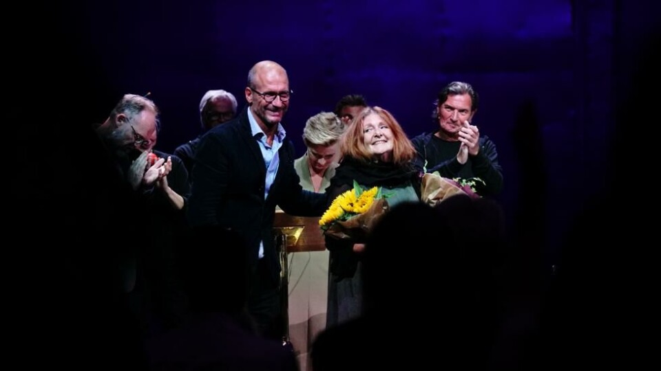 Steafn Larsson, Line Rossvold, med flere feirer 70årsjubilanten Cecile Løveid på Den Nationale Scene, 2. august. Foto: DNS/ Jacob Holm