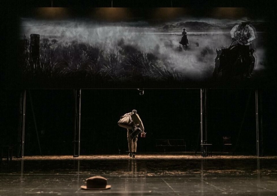 Yusuf Toosh Ibra i «Om mus og menn», regi: Eirik Stubø, Det Norske Teatret 2021. Foto: Dag Jenssen